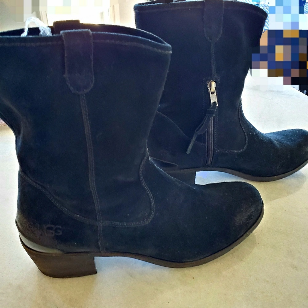 UGG BLK Suede bootie